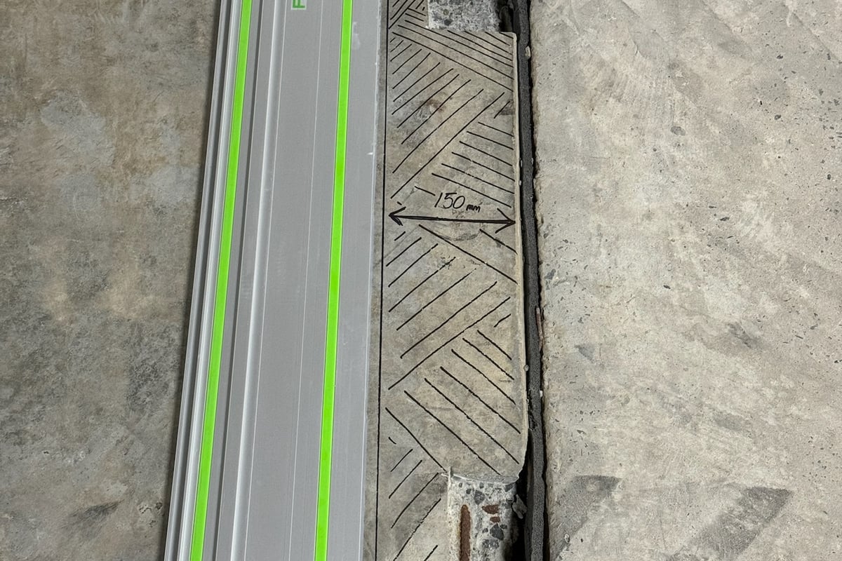 Premium polyurethane sealant application using bond-breaker tape system