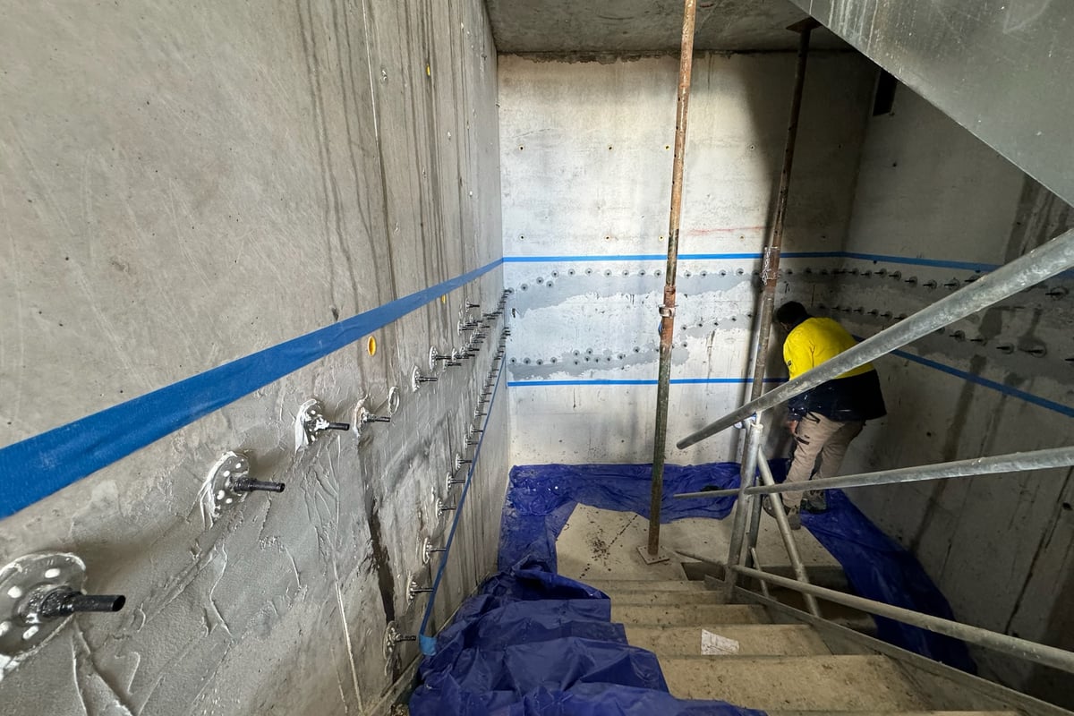 Helical bar installation within existing mortar joints avoiding brick alteration